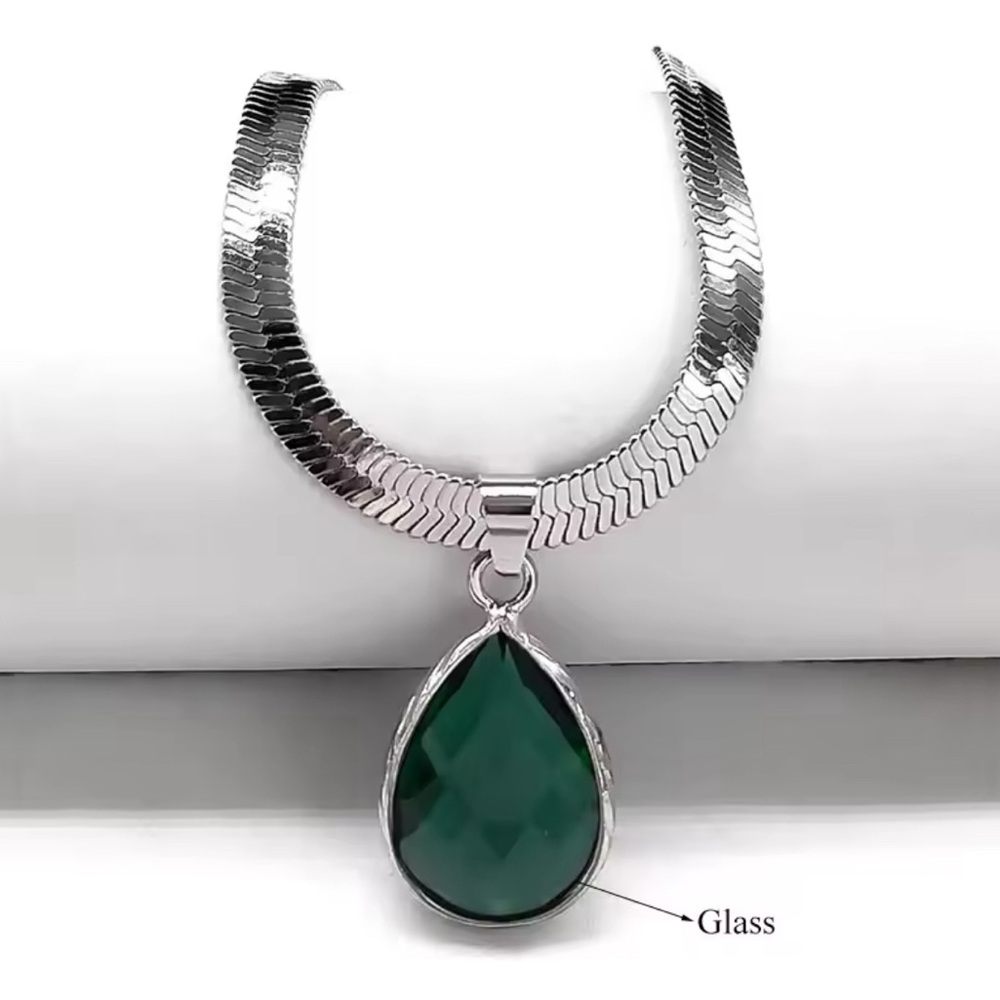 Silver tone necklace